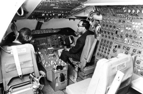 Vliegtrainingsgebouw KLM op Schiphol-Oost geopend interieur van cockpit Boeing , Bestanddeelnr 923-9767