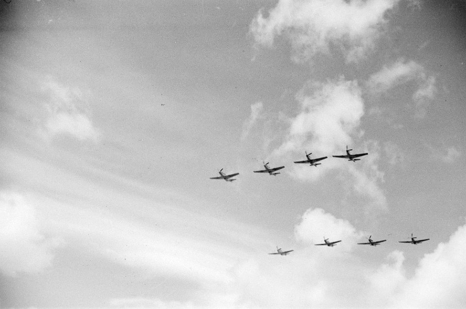 Vliegshow Jachtvliegtuigen P-51 Mustang in formatie, Bestanddeelnr 194-4-2