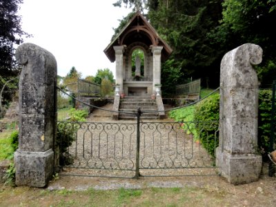 Vivières (Aisne) chapelle-fontaine Sainte Clothilde (01)