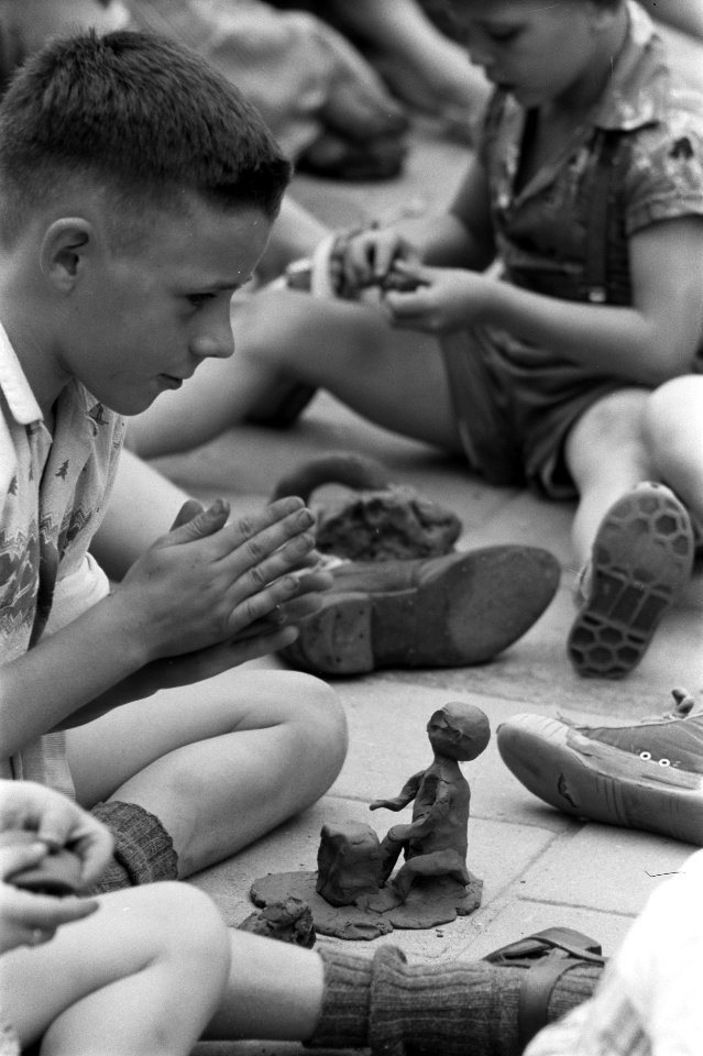 VKF Vakantie Kinder Feest in wijkcentrum d'Oude Stadt. Kinderen boetseren, Bestanddeelnr 912-7917