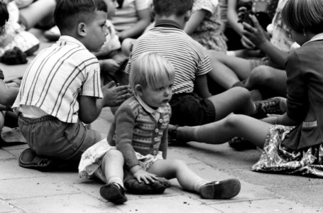 VKF Vakantie Kinder Feest in wijkcentrum dOude Stadt. Kinderen boetseren, Bestanddeelnr 912-7911