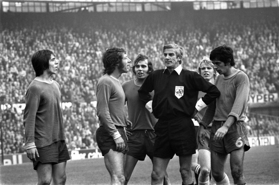 Vl.n.r. Johny Dusbaba, Aad Mansveld, Aad Kila, scheidsrechter Arie van Gemert, L, Bestanddeelnr 926-7888