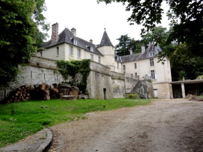 Vivières (Aisne) château MH (01)