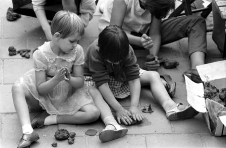 VKF Vakantie Kinder Feest in wijkcentrum d'Oude Stadt Kinderen boetseren, Bestanddeelnr 912-7913