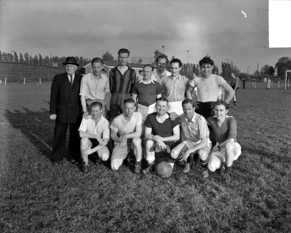 Voetbal klaverjasclub tegen zangvereniging, Bestanddeelnr 904-5814