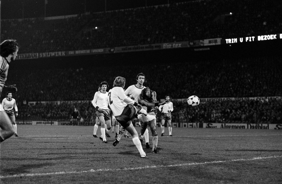 Voetbal Nederland tegen DDR 3-0, nr. 22 Kische (no. 2) schiet de bal tegen Neesk, Bestanddeelnr 929-9963