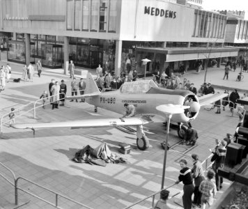 Vliegtuig op lijnbaan in Rotterdam, Bestanddeelnr 908-4170