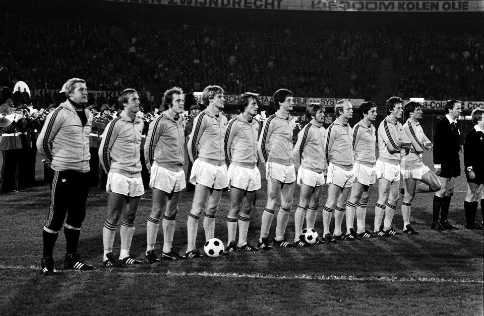 Voetbal Nederland tegen DDR 3-0, groepsfoto Nederlands elftal, nr. 7 groepsfoto , Bestanddeelnr 929-9966