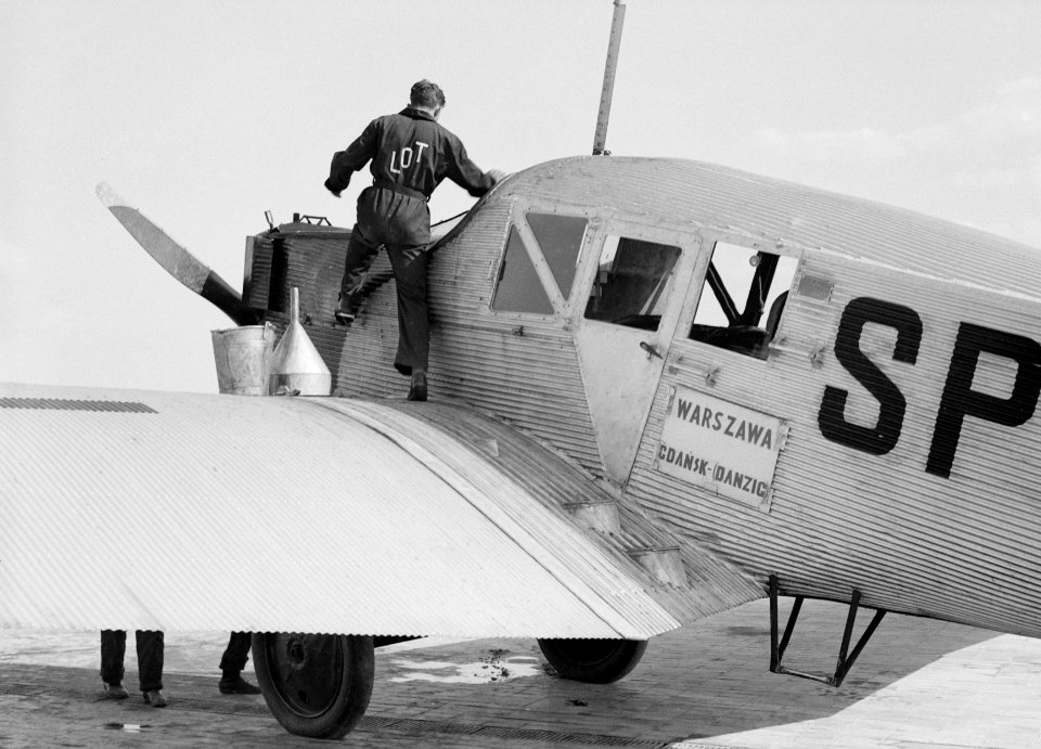 Vliegtuig op de luchthaven van Warschau in Polen, Bestanddeelnr 190-0017
