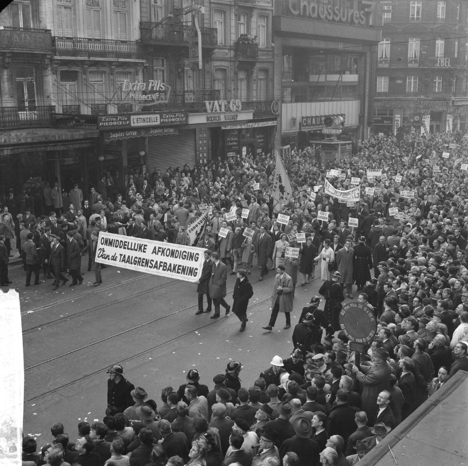 Vlaamse mars op Brussel, de Vlamingen gewapend met spandoeken, Bestanddeelnr 914-3987