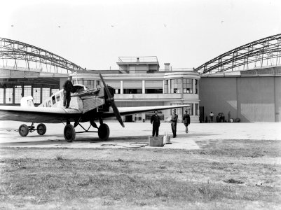 Vliegtuig op de luchthaven van Warschau in Polen, Bestanddeelnr 190-0020