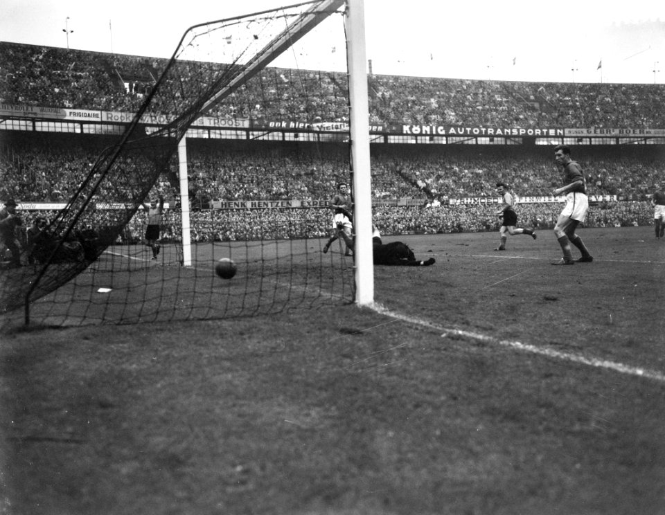 Voetbal Nederland tegen Luxemburg 5-2 Nederlands derde doelpunt door Lenstra (, Bestanddeelnr 908-9427