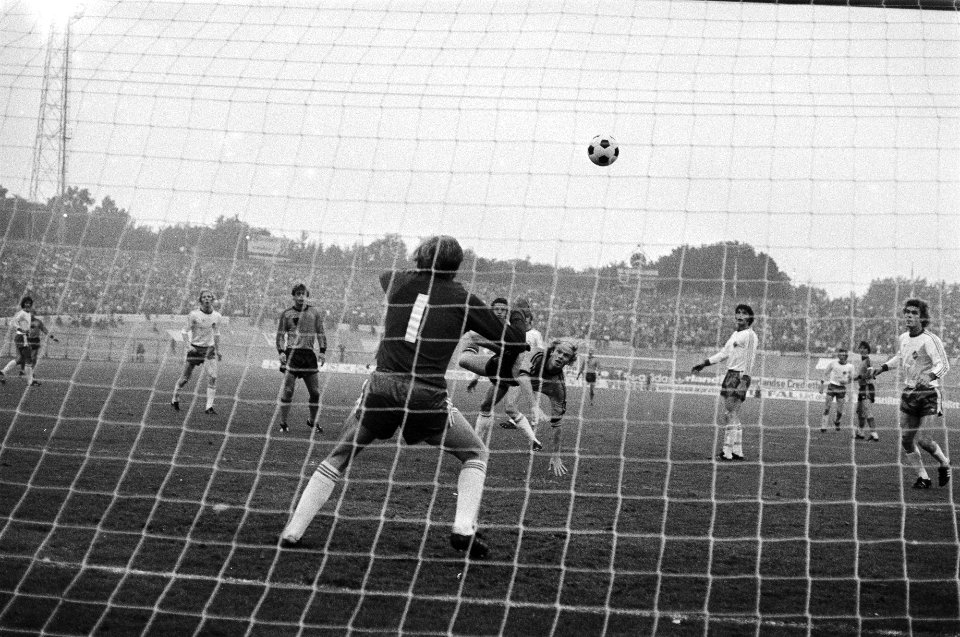 Voetbal Nederland tegen IJsland (kwalificatie WK) 4-1, Geels scoort met een omha, Bestanddeelnr 929-3300