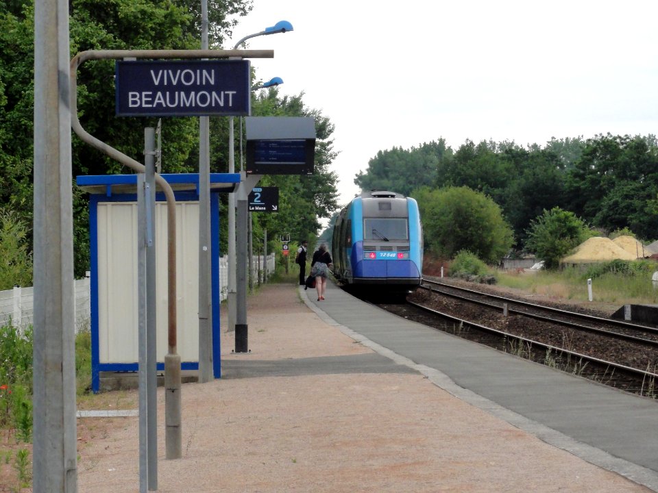 Vivoin (Sarthe) la gare de Vivoin-Beaumont, train TER à quai