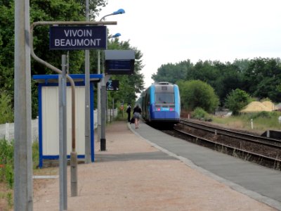 Vivoin (Sarthe) la gare de Vivoin-Beaumont, train TER à quai