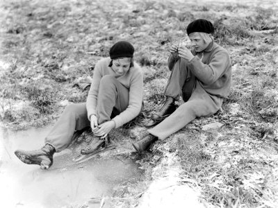 Vl.n.r. Hans en Renée binden hun schaatsen onder al zittend op de besneeuwde gro, Bestanddeelnr 189-1042