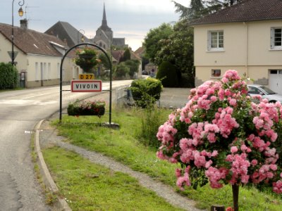 Vivoin (Sarthe) entrée du bourg
