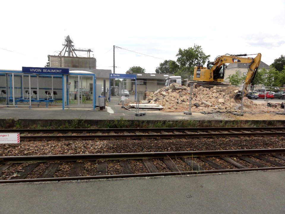 Vivoin (Sarthe) la gare avec les débris du bâtiment voyageurs pendant la déstruction