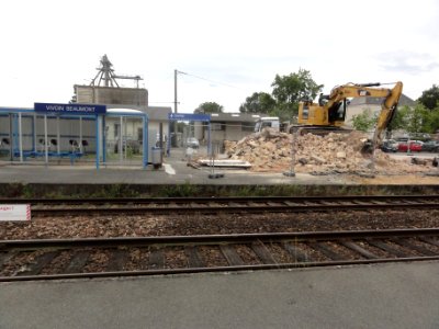 Vivoin (Sarthe) la gare avec les débris du bâtiment voyageurs pendant la déstruction