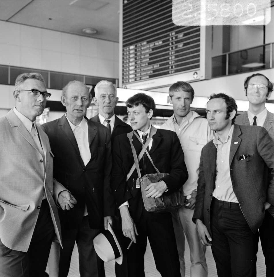 Vl.n.r. pater J. van Eupen, J. H. Davio, P. Nak, B. de Wolf, B. Hendriks en drs, Bestanddeelnr 922-5800