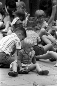 VKF Vakantie Kinder Feest in wijkcentrum d'Oude Stadt Kinderen boetseren, Bestanddeelnr 912-7914