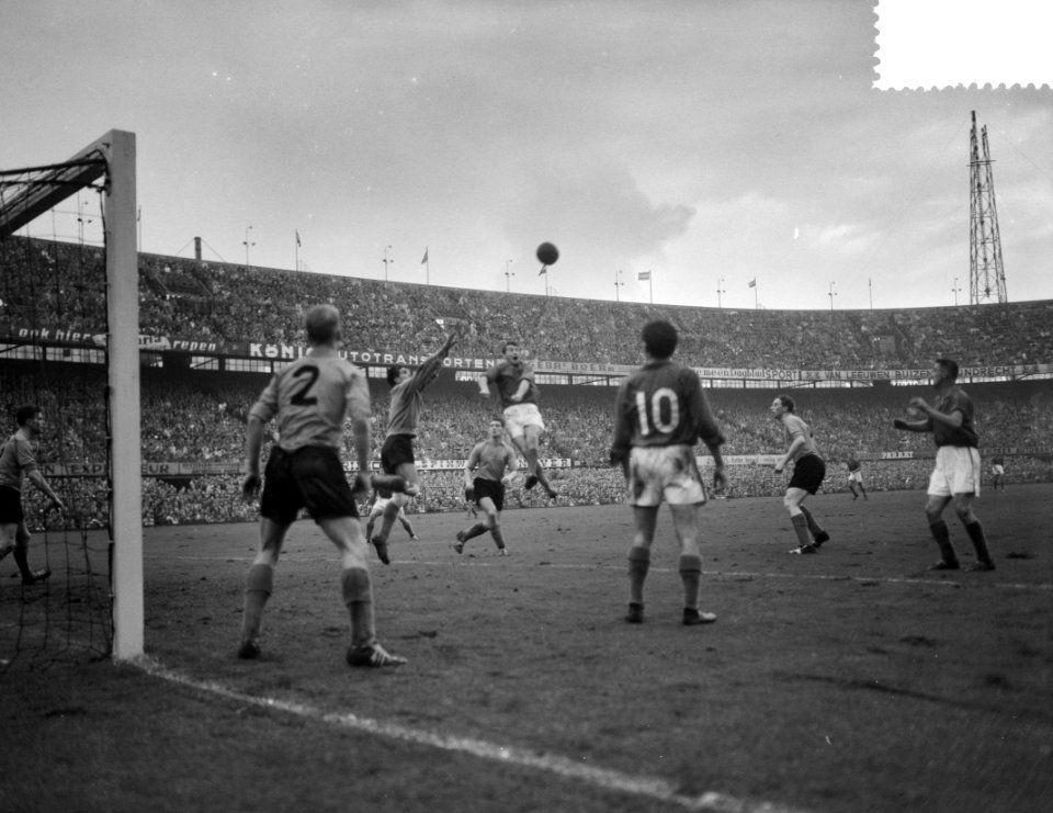 Voetbal Nederland tegen Luxemburg 5-2 Moment voor Nederlands doel met De Munck, Bestanddeelnr 908-9425