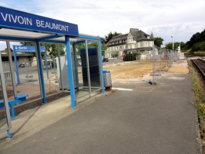 Vivoin (Sarthe) la gare avec l'emplacement bâtiment voyageurs après la destruction