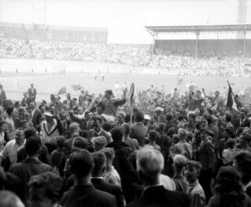 Voetbal Blauw Wit tegen Rigtersbleek 2-0 Blauw Wit kampioen aangetast, Bestanddeelnr 908-6458