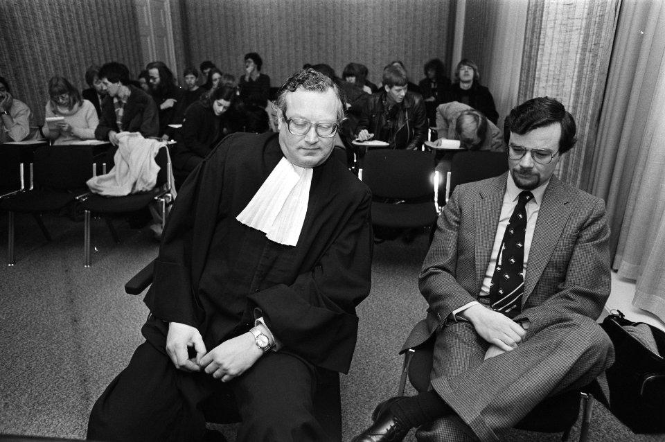 Vl.n.r. advocaat Mr. Scheltema en projectontwikkelaar Bakker in de rechtbank in , Bestanddeelnr 931-2789