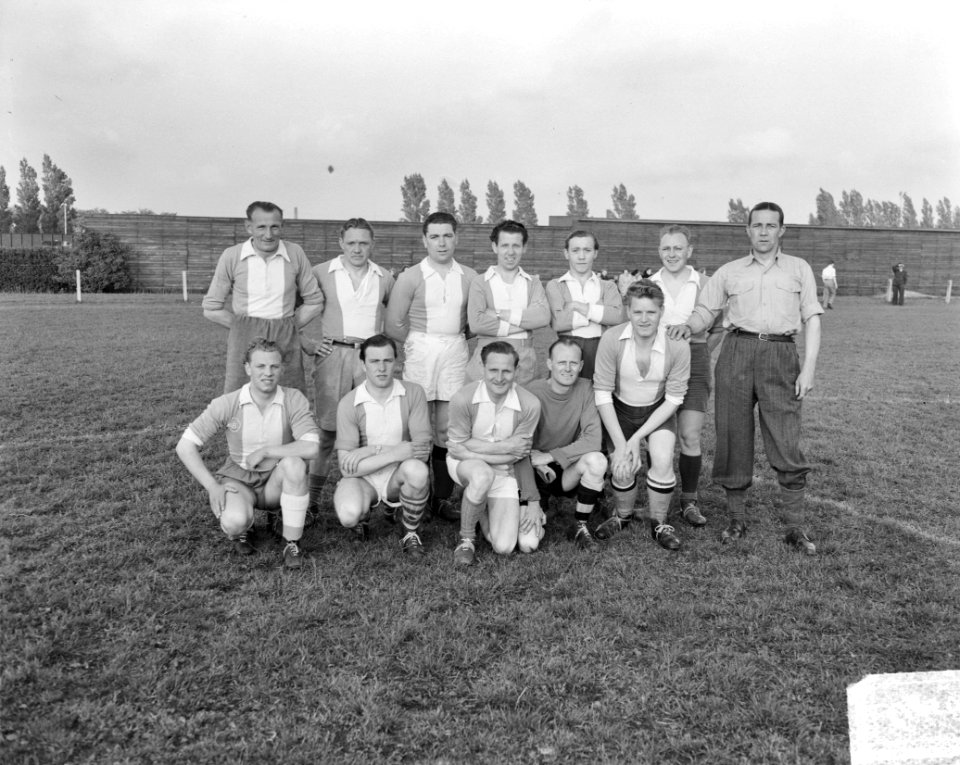 Voetbal klaverjasclub tegen zangvereniging, Bestanddeelnr 904-5815