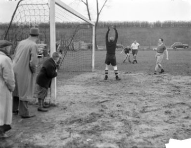 Voetbal doktoren BG tegen WG op AFC-terrein, spelmoment, Bestanddeelnr 903-9133