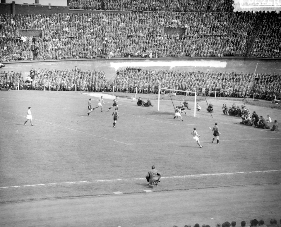 Voetbal Nederland tegen Belgie 1-1 Spelmoment voor Nederlands doel aangetast, Bestanddeelnr 908-5358