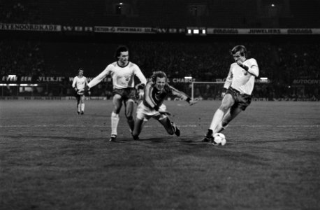 Voetbal Nederland tegen DDR 3-0, Rene van de Kerkhof (m wordt door Weber ten val, Bestanddeelnr 929-9962