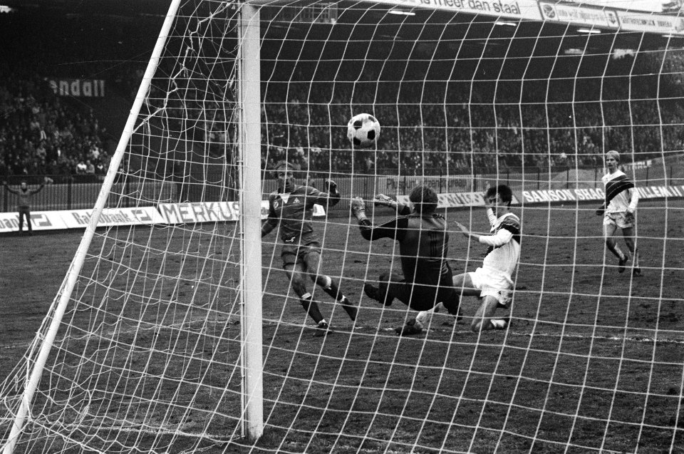 Voetbal NEC tegen Ajax 1-3. Schoenaker (l.) scoort nadat NEC-doelman Schellekens, Bestanddeelnr 931-9293