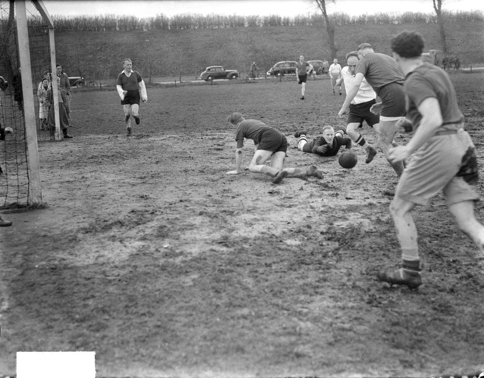 Voetbal doktoren BG tegen WG op AFC-terrein, spelmoment, Bestanddeelnr 903-9134