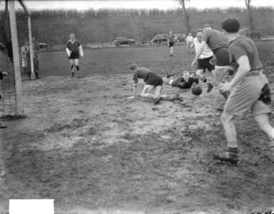 Voetbal doktoren BG tegen WG op AFC-terrein, spelmoment, Bestanddeelnr 903-9134
