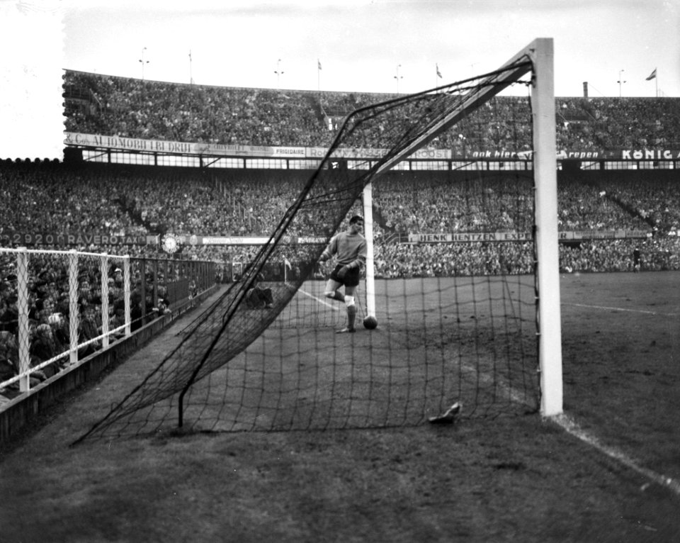 Voetbal Nederland tegen Luxemburg 5-2 De Munck knalt bal in het net, Bestanddeelnr 908-9423