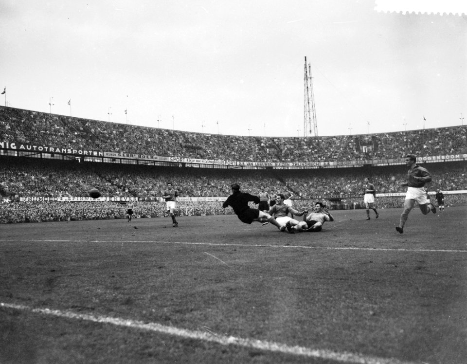 Voetbal Nederland tegen Luxemburg 5-2 Nederlands eerste doelpunt door Lenstra , Bestanddeelnr 908-9426