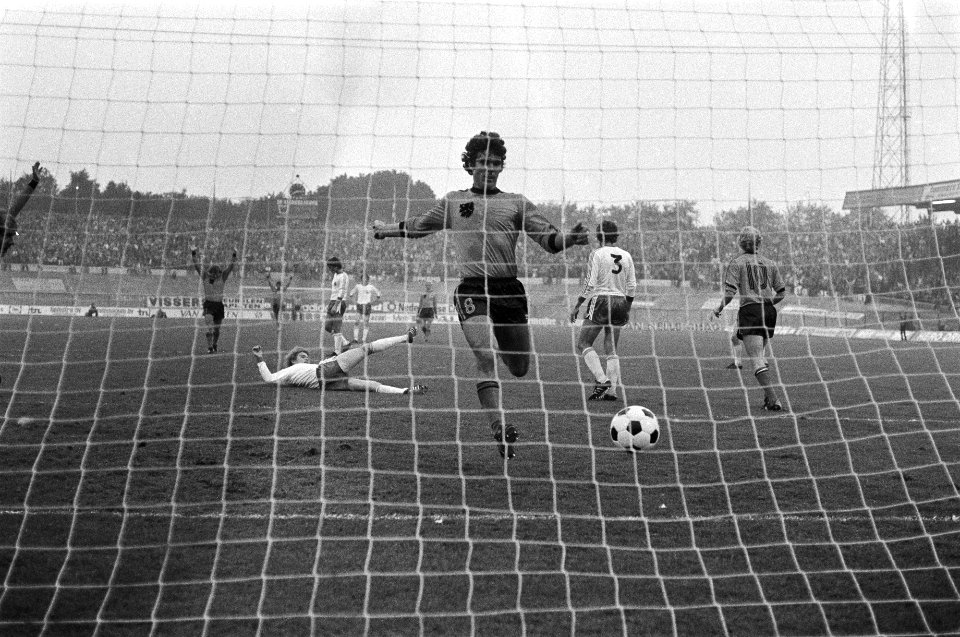 Voetbal Nederland tegen IJsland (kwalificatie WK) 4-1, Van Hanegem scoort, spelm, Bestanddeelnr 929-3304