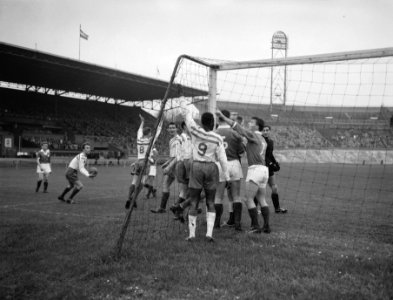 Voetbal Blauw-Wit tegen Fortuna '54 (1-0). scheidsrechter Schipper overtuigt zic, Bestanddeelnr 909-9336