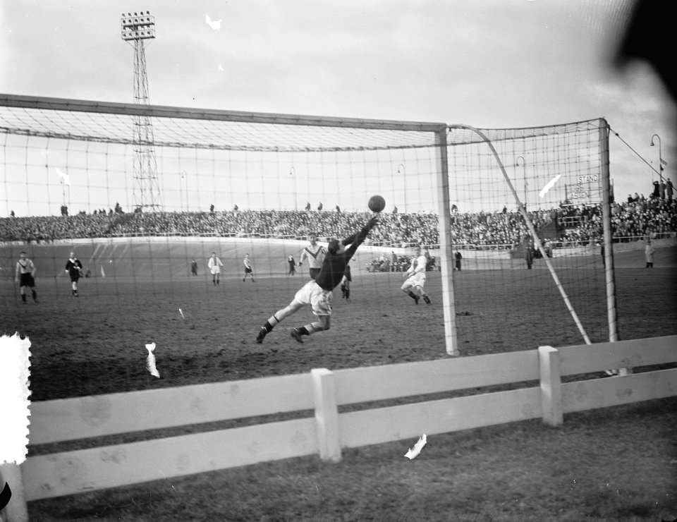 Voetbal Dos tegen Ajax. Spelmoment, Bestanddeelnr 905-4620