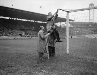 Voetbal Blauw-Wit tegen Fortuna '54 (1-0). Reparatie van het net, Bestanddeelnr 909-9337