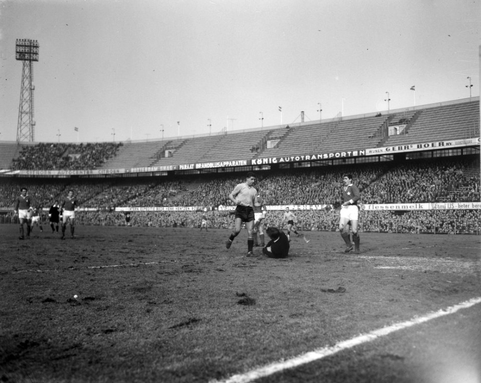 Voetbal Feyenoord tegen MVV. Cor van der Gijp , Korver, Haenen en Verdonschot, Bestanddeelnr 913-5943