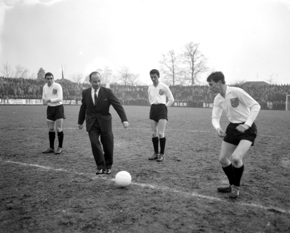 Voetbal Jeugd Oranje tegen Luxemburg Staatssecretaris Drs W K M Schnefzer v, Bestanddeelnr 913-6078