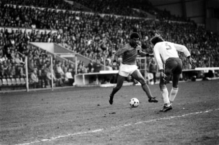Voetbal Nederland tegen Griekenland (vriendschappelijk). Ruud Gullit in duel met, Bestanddeelnr 932-1047