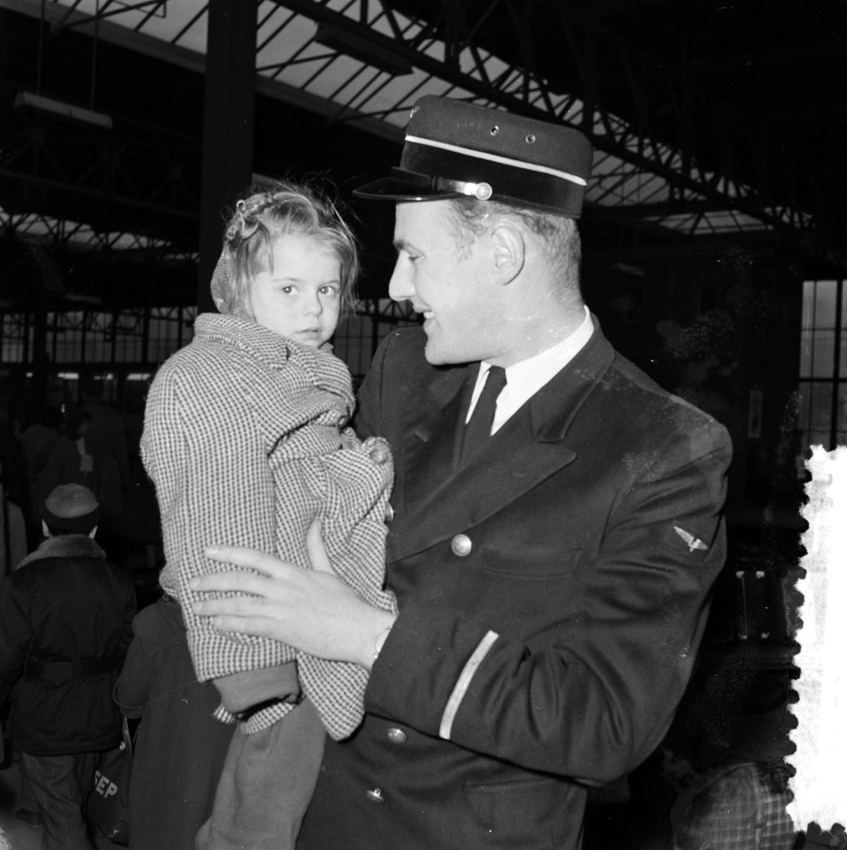 Vluchtelingenkinderen uit Hongarije arriveren per trein te Leiden en verblijven , Bestanddeelnr 934-6109