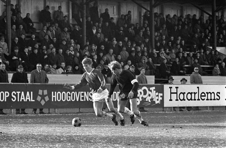 Voetbal Haarlem tegen ADO 2-1, vriendschappelijk, Houwaert (ADO) links in duel m, Bestanddeelnr 920-9174