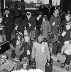 Vluchtelingenkinderen uit Hongarije arriveren per trein te Leiden en verblijven , Bestanddeelnr 934-6110