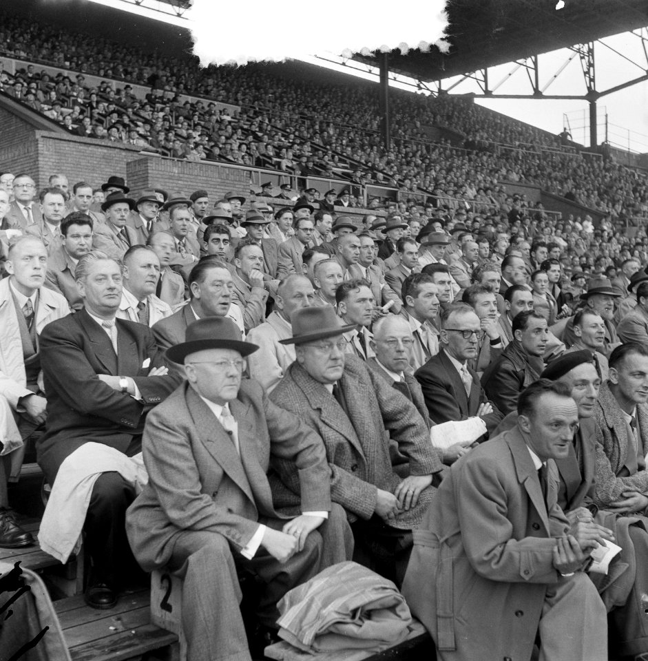 Voetbal Fifa wedstrijd stadion Amsterdam, Nederlands Elftal op tribune, Bestanddeelnr 906-0065
