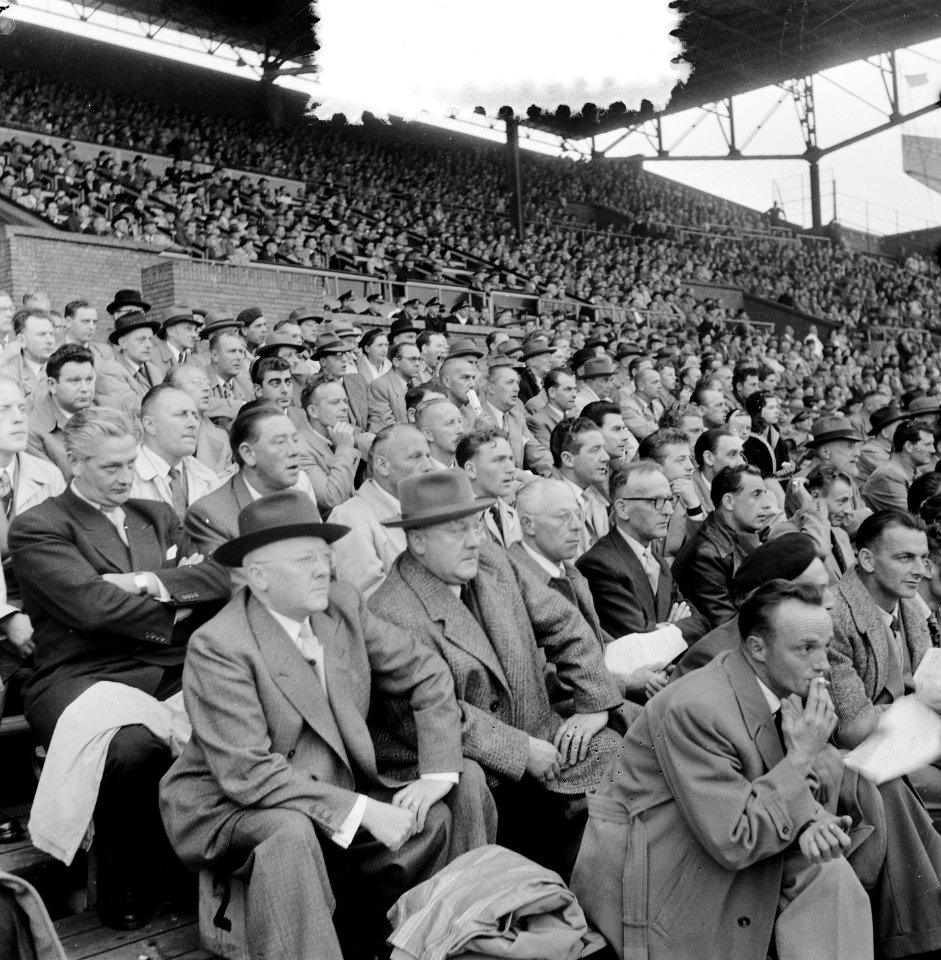 Voetbal Fifa wedstrijd stadion Amsterdam, Nederlands Elftal op tribune, Bestanddeelnr 906-0066
